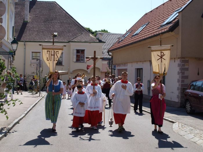 Zu Fronleichnam gehen Christen zu Prozessionen auf die Straßen.